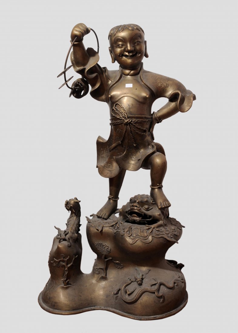 Grosse Figur China, 1. HÃ¤lfte 20.Jh. Weissmetall.: Grosse Figur China, 1. HÃ¤lfte 20.Jh. Weissmetall. Stehender Liu Hai auf dreibeiniger KrÃ¶te Jin Chan, Symbol von Reichtum. Kleine Schadstellen. H 108 cm.
