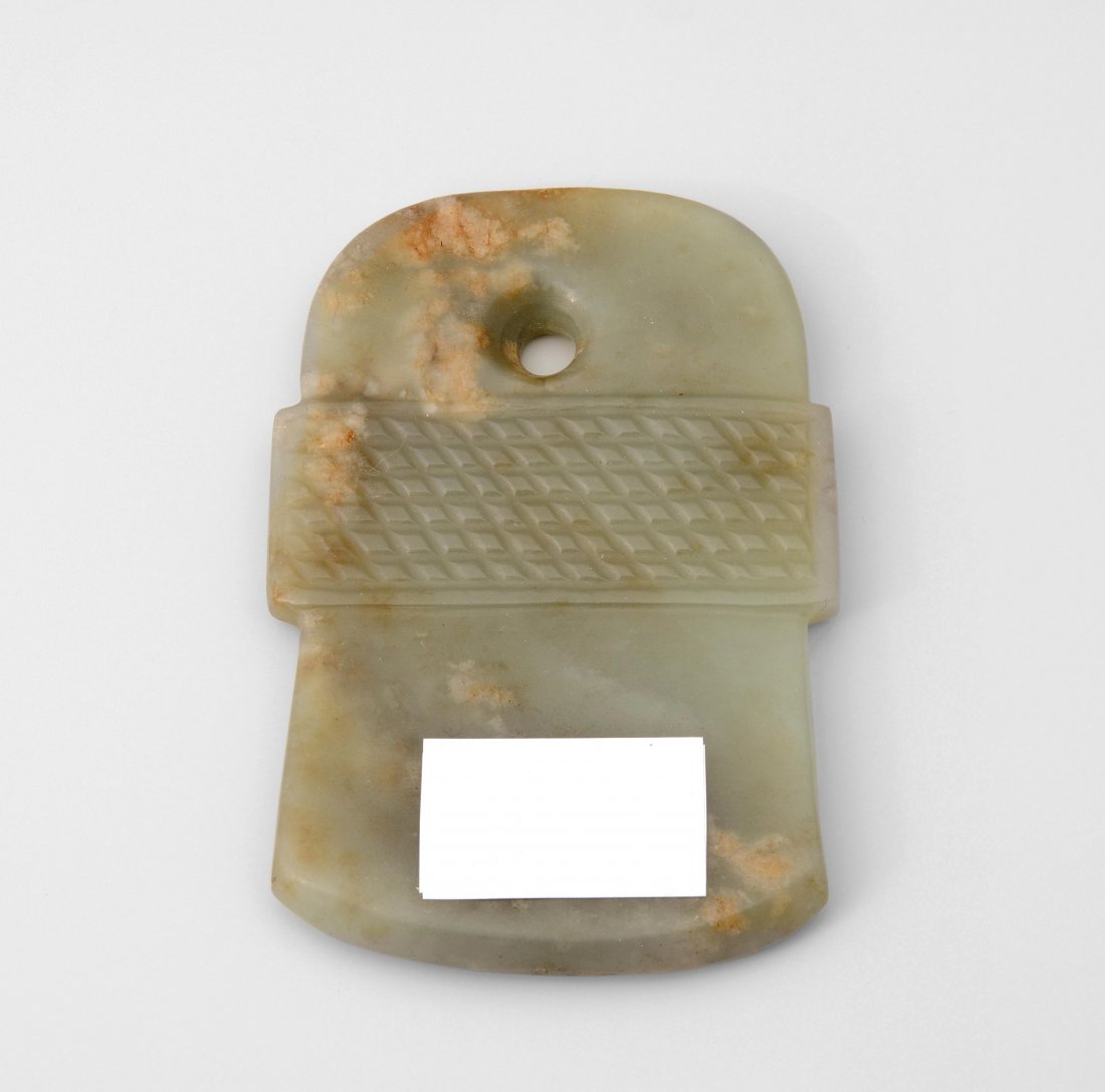 Kleine Axt China. CeladongrÃ¼ne Jade. Rechteckiger: Kleine Axt China. CeladongrÃ¼ne Jade. Rechteckiger Fries mit Noppendekor in Zentrum. L 8 cm.