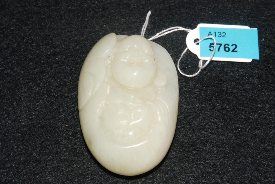 Amulett China, 20.Jh. HellgrÃ¼ne Jade. UnregelmÃ¤ssige: Amulett China, 20.Jh. HellgrÃ¼ne Jade. UnregelmÃ¤ssige Ovalform. Einseitig reliefiert mit lachendem Budai. Obere RÃ¼ckseite mit Durchbohrung. H 6 cm.