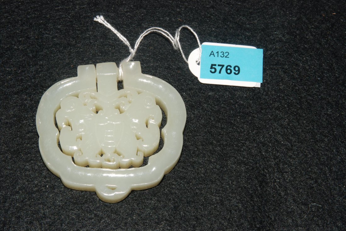 Amulett China, 20.Jh. HellgrÃ¼ne Jade. Gerahmter: Amulett China, 20.Jh. HellgrÃ¼ne Jade. Gerahmter Schmetterling. Durchbrochen gearbeitet. H 5 cm.