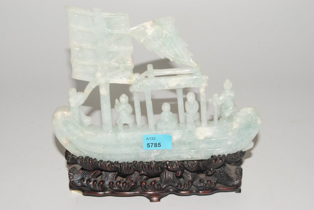 Schnitzerei China, 20.Jh. CeladongrÃ¼ne Jade. Flache: Schnitzerei China, 20.Jh. CeladongrÃ¼ne Jade. Flache Schnitzerei. Segelschiff. Repariert. L 18 cm. Mit Holzsockel, ein Fuss fehlt.