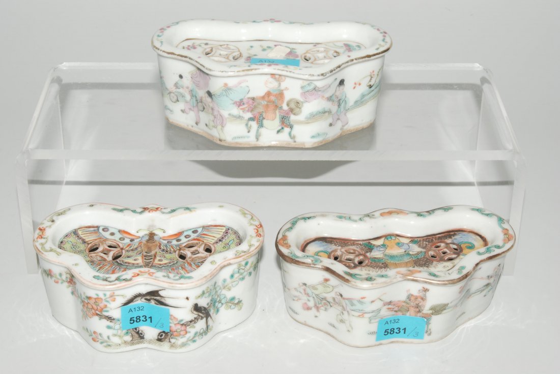Lot: 3 kleine RÃ¤uchergefÃ¤sse China, um 1900.: Lot: 3 kleine RÃ¤uchergefÃ¤sse China, um 1900. Porzellan. GefÃ¤sse in stilisierter Schmetterlingsform. Polychrome figÃ¼rliche Szene oder Schmetterling/Vogeldekor auf weissem Grund. Berieben. H