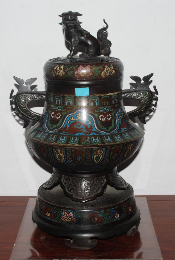 RÃ¤uchergefÃ¤ss Japan, um 1900. Bronze mit Email: RÃ¤uchergefÃ¤ss Japan, um 1900. Bronze mit Email champlevÃ©. Polychromer Ornament- und Blumendekor in Email champlevÃ©. Archaisierender Dekor auf FÃ¼sse und Henkel. Fo-Hund als Knauf. Auf Ho