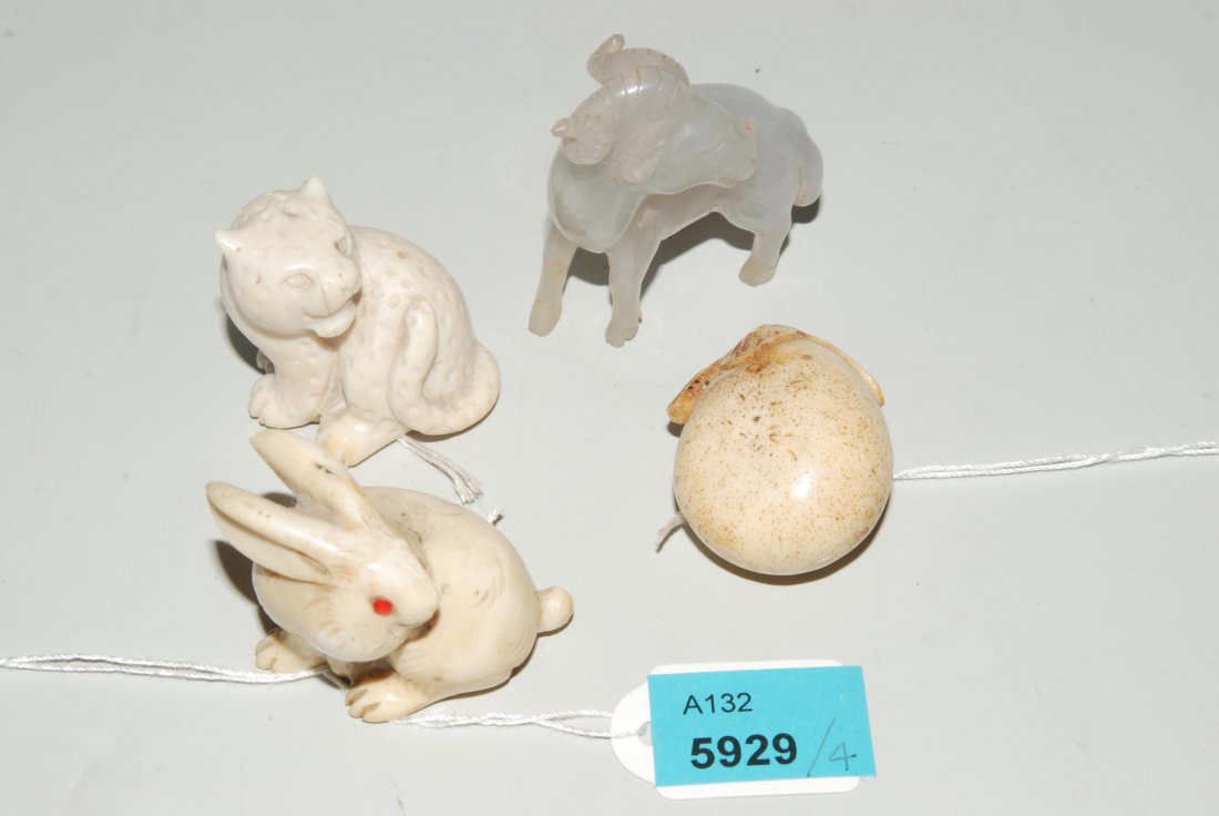 Lot: 3 Netsuke und 1 Jadefigur Japan, um 1900.: Lot: 3 Netsuke und 1 Jadefigur Japan, um 1900. Elfenbein, Bein und Jade. Hase, Katze und Aubergine als Netsuke. Dazu kleine Widderfigur aus Jade. H 3â€“4 cm.