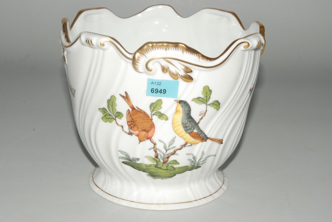 Cachepot, Herend, nach 1945 Porzellan, Rocaille,: Cachepot, Herend, nach 1945 Porzellan, Rocaille, "Rothschild"- Muster, Goldstaffierung. H 15,5 cm.