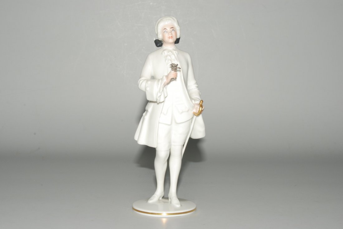 Figur: Rosenkavalier, Augarten, Wien, 20.Jh. Porzellan,: Figur: Rosenkavalier, Augarten, Wien, 20.Jh. Porzellan, sparsame Bemalung. H 19 cm.