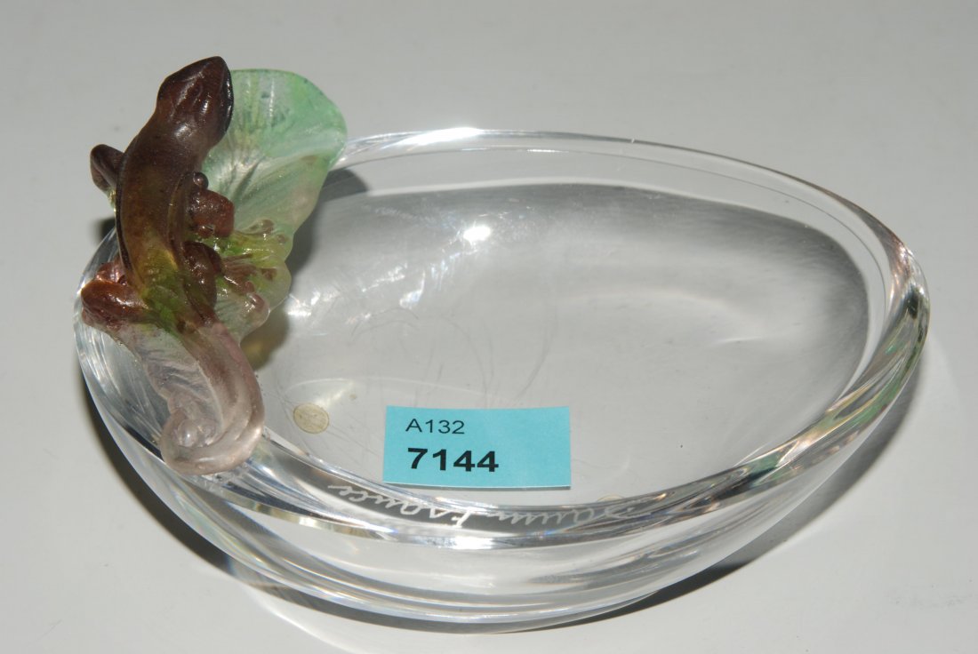 SchÃ¤lchen, Daum France Farbloses Glas, auf dem Rand: SchÃ¤lchen, Daum France Farbloses Glas, auf dem Rand Eidechse in grÃ¼n-violettem PÃ¢te-de-verre. H 5,3 cm.