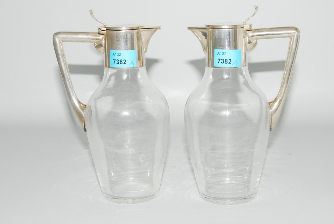 Zwei kleine KrÃ¼ge Deutschland, um 1900. Glas mit: Zwei kleine KrÃ¼ge Deutschland, um 1900. Glas mit Silbermontur. Rundform. Deckel mit Ligaturinitialen. H 18 cm.