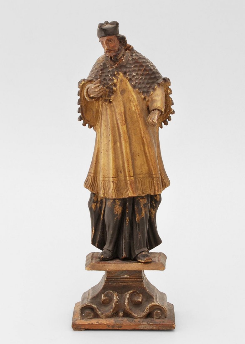 Hl. Johannes von Nepomuk AlpenlÃ¤ndisch, um 1800. Holz: Hl. Johannes von Nepomuk AlpenlÃ¤ndisch, um 1800. Holz geschnitzt und gefasst, tlw. vergoldet. Ganzfigur des Heiligen in der Tracht eines Chorherren. RÃ¼ckseitig abgeflacht. Auf Volutensockel. H 2