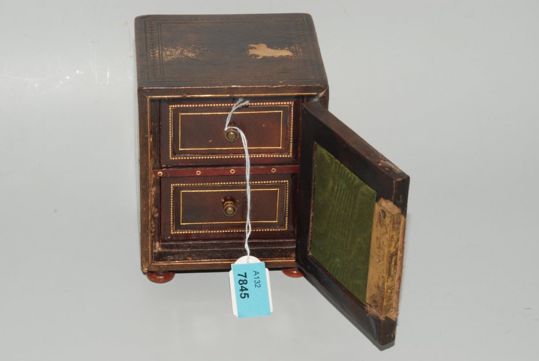 SchmuckkÃ¤stchen, um 1900 Braun beledertes KÃ¤stchen,: SchmuckkÃ¤stchen, um 1900 Braun beledertes KÃ¤stchen, darin zwei Schubladen. FronttÃ¼re mit eingelegtem Druckdekor. SchlÃ¼ssel dabei. H 10,4 cm.