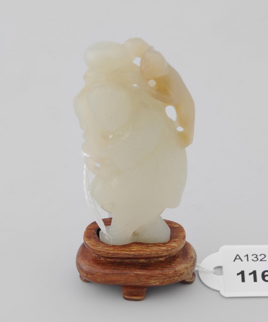 Kleine Figur China, 20.Jh. CeladongrÃ¼ne Jade mit: Kleine Figur China, 20.Jh. CeladongrÃ¼ne Jade mit hellbrauner Zone. Junge mit Affe auf Schulter. H 5,5 cm. Mit Holzsockel.