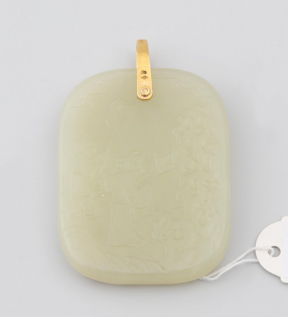AnhÃ¤nger China, 20.Jh. CeladongrÃ¼ne Jade, eine Seite: AnhÃ¤nger China, 20.Jh. CeladongrÃ¼ne Jade, eine Seite mit beigen Zonen. Rechteckig mit abgerundetem Rand. Beideseitig reliefiert mit figÃ¼rlichen Szenen. Beschlag aus Gelbgold. L 6 cm.