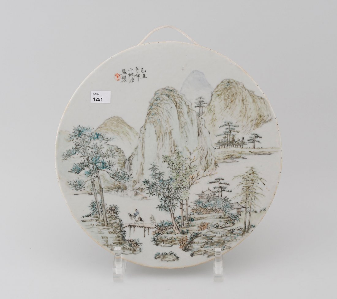 Porzellanbild China, 20.Jh. Runde Scheibe. Bemalt mit: Porzellanbild China, 20.Jh. Runde Scheibe. Bemalt mit polychromer Berglandschaft. RÃ¼ckseite mit geleimter Schnur zum AufhÃ¤ngen. D 28,5 cm.