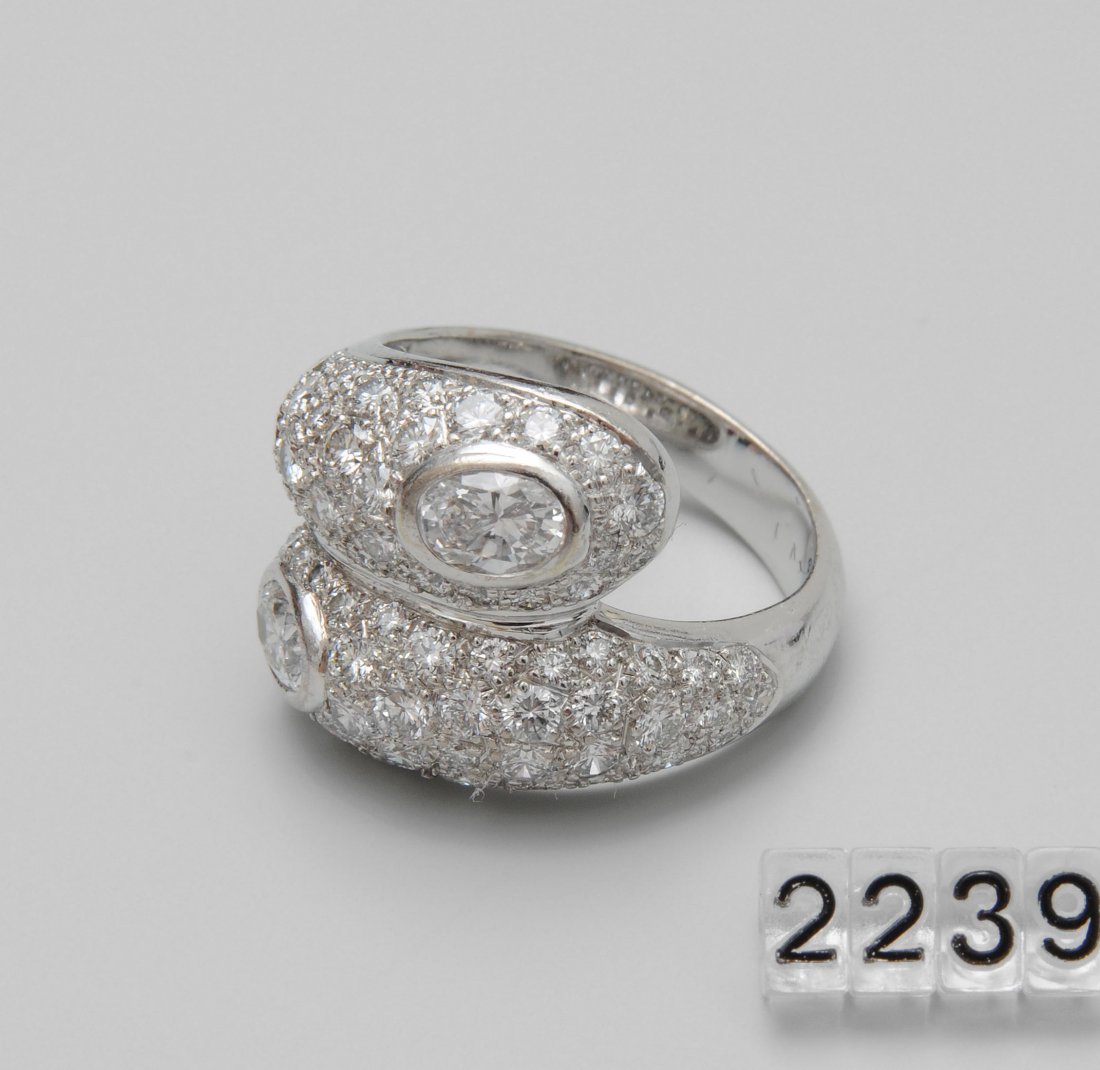 Diamant-Ring Trudel, ZÃ¼rich. 750 Weissgold.: Diamant-Ring Trudel, ZÃ¼rich. 750 Weissgold. Sportlich-eleganter Ring sich zur Schauseite Ã¼berkreuzend. 2 zargengefasste, ovale Diamanten von zus. ca. 0.52 ct. mit PavÃ© aus kleineren Brillante