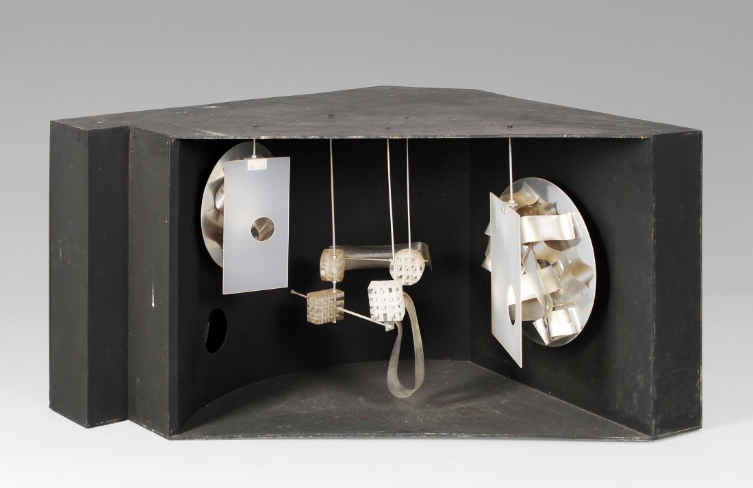 SchÃ¶ffer, Nicolas (Kalocsa â€“1992 Paris) Ohne Titel.: SchÃ¶ffer, Nicolas (Kalocsa â€“1992 Paris) Ohne Titel. Installation in Holzbox mit Drehscheiben, Plexiglas, Folien und Lampe. 96x55x45 cm. -Holzkasten wenig bestossen. Scheiben drehen sich. Lam