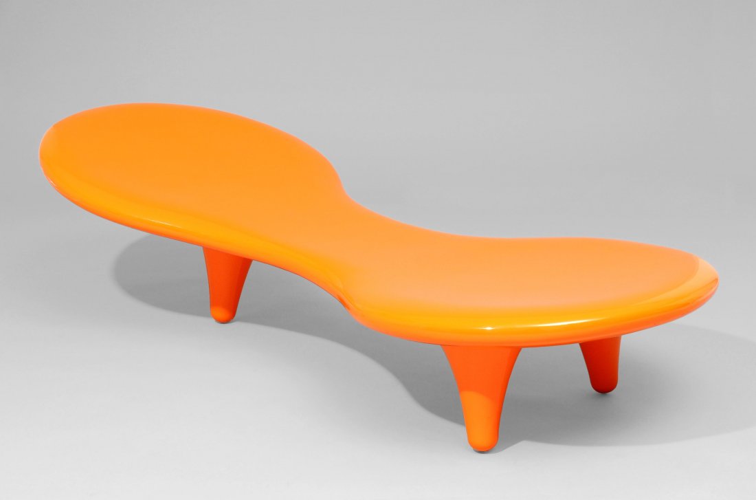 Newson, Marc (1963) Chaise Longue Orgone, 1991.: Newson, Marc (1963) Chaise Longue Orgone, 1991. Hersteller Cappellini. Dreifusskonstruktion aus Fiberglas, orange. Gebrauchsspuren. Guter Zustand. 50x180x75 cm.