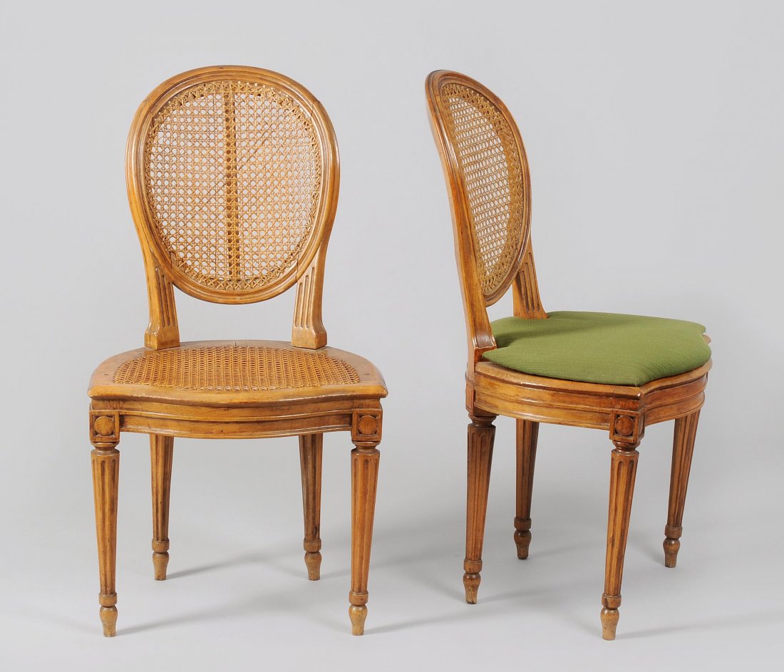 Satz von 8 StÃ¼hlen Louis XVI um 1800. Nussbaum.: Satz von 8 StÃ¼hlen Louis XVI um 1800. Nussbaum. Halbrundes Gestell auf hohen kannelierten Beinen mit ovaler RÃ¼ckenlehne. Sitz und RÃ¼ckenlehne in Joncgeflecht. GrÃ¼nes Auflegepolster. Gebrau