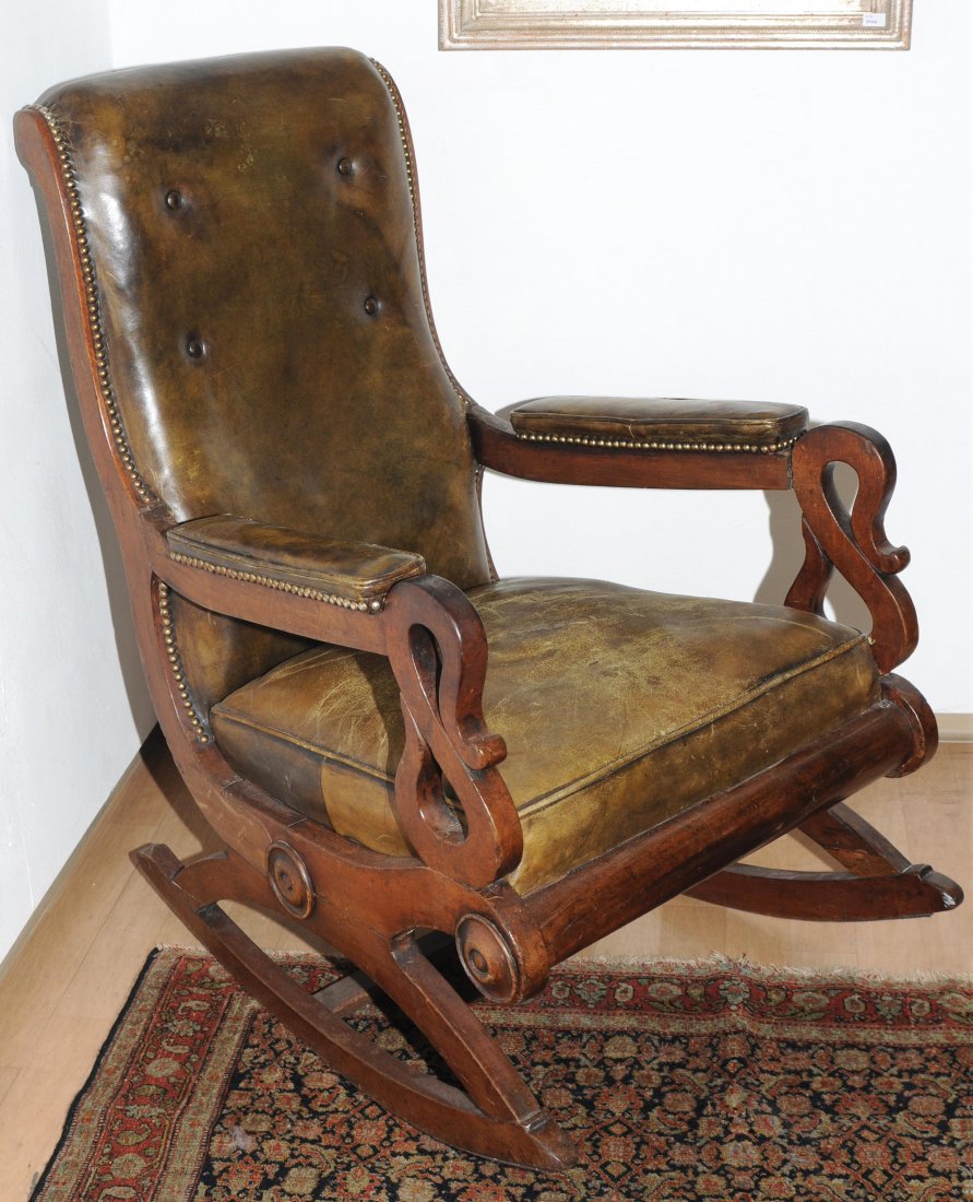 Schaukelstuhl Regency ca.1820. England. Mahagoni.: Schaukelstuhl Regency ca.1820. England. Mahagoni. TrapezfÃ¶rmiges Gestell auf kufenfÃ¶rmigem Fussgestell. SchwanenkopffÃ¶rmige Armlehnen mit geschrÃ¤gter RÃ¼ckenlehne. Lederbezug: GrÃ¼n. G
