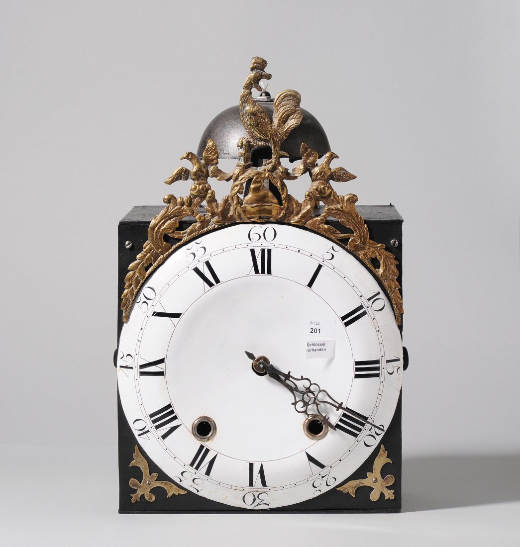 Coq Comtoiseuhr Frankreich 2.HÃ¤lfte 18.Jh.: Coq Comtoiseuhr Frankreich 2.HÃ¤lfte 18.Jh. EisengehÃ¤use mit SeitentÃ¼ren. Emailzifferblatt mit rÃ¶mischen Stunden- und arabischen Minutenzahlen. Bronzefront mit Hahn und JakobinermÃ¼tze. S