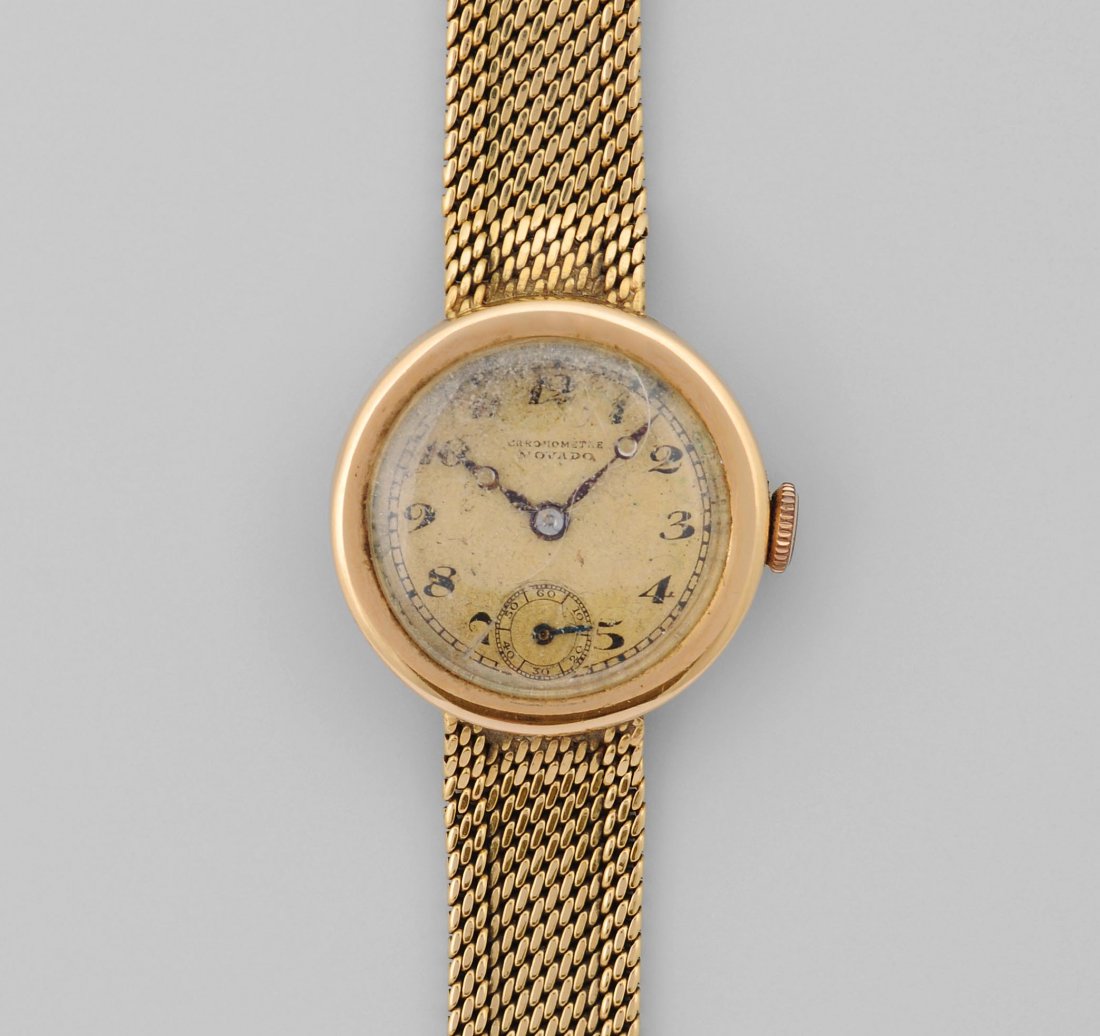 Movado Chronometer Runde, mechanische Damenarmbanduhr: Movado Chronometer Runde, mechanische Damenarmbanduhr in 750 GelbgoldgehÃ¤use ca 18g. Boden gedrÃ¼ckt, D. 21mm. Goldfarbenes Zifferblatt mit starker Patina und schwarzen, arabischen Stundenzahlen