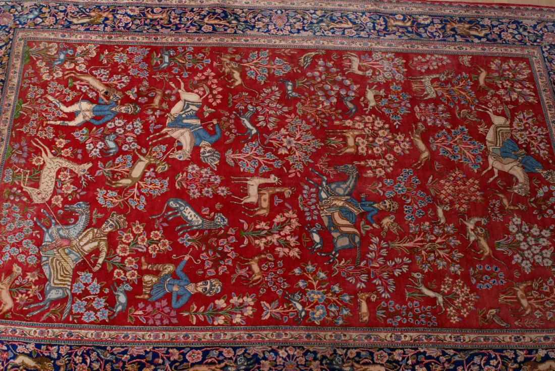 Kirman S-Iran, um 1950. Oben in der Mitte signiert mit: Kirman S-Iran, um 1950. Oben in der Mitte signiert mit â€žMokareb Nejadâ€œ. Sehr reiche und kunstvolle Szene. Im roten Innenfeld befinden sich 6 JÃ¤ger, davon 4 zu Pferde, bei der Raubtier-