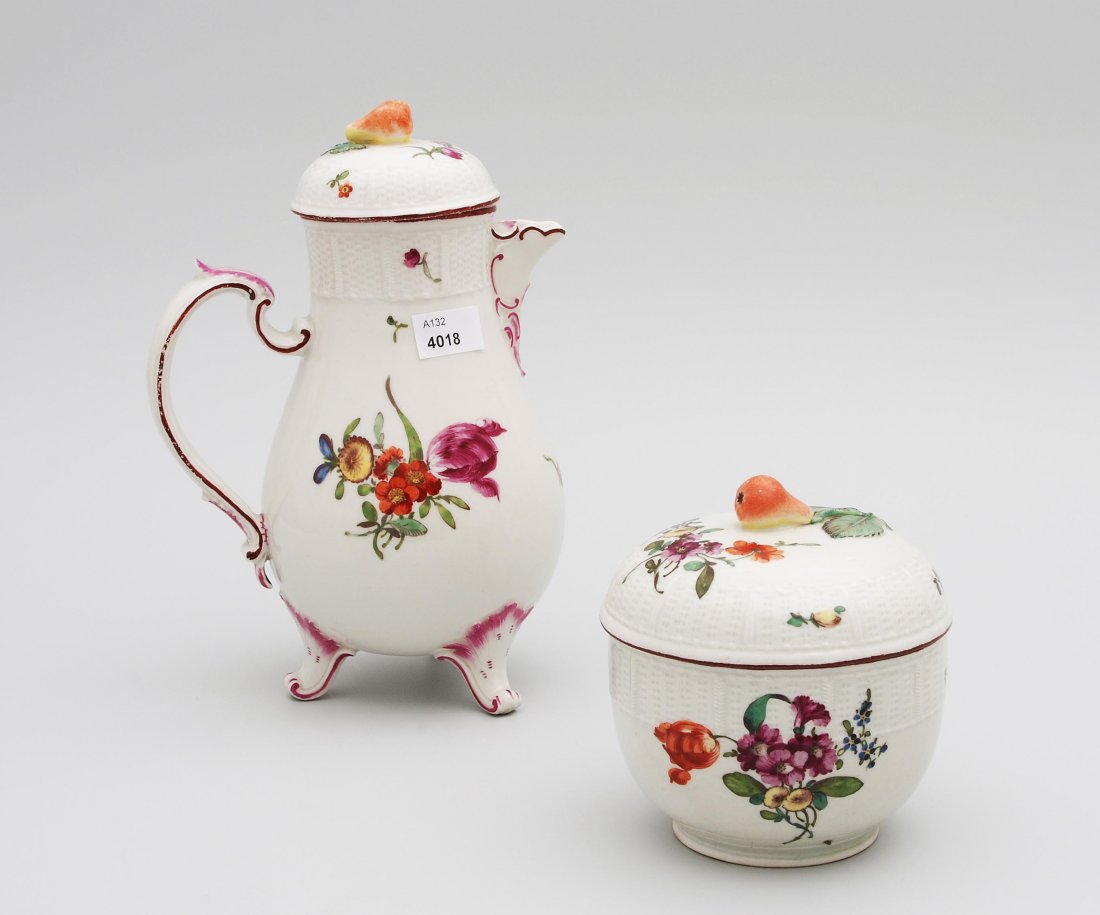 Kaffeekanne und Zuckerdose, Ludwigsburg, um 1770: Kaffeekanne und Zuckerdose, Ludwigsburg, um 1770 Porzellan, Korbflechtmuster-Reliefdekor, bunte Blumenmalerei, purpurfarbene Staffur, braune Randlinien. Bezeichnet: Blaue CC-Marke mit und ohne Herzogs