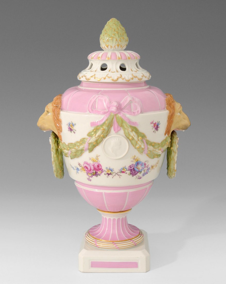 Prunkdeckelvase, KPM Berlin, nach 1870 Porzellan,: Prunkdeckelvase, KPM Berlin, nach 1870 Porzellan, Reliefdekor, zwei LÃ¶wenkÃ¶pfe mit LorbeerkrÃ¤nzen als Griffe, rosa Teilfond, bunte Blumenmalerei, Staffur in Farben und Gold. Bezeichnet: Zepte