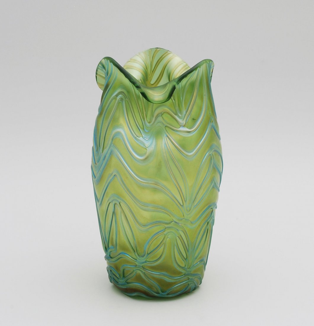 Vase "Formosa", KlostermÃ¼hle, um 1902 GrÃ¼nes Glas,: Vase "Formosa", KlostermÃ¼hle, um 1902 GrÃ¼nes Glas, aufgesponnener Fadendekor in Silbergelb, mit dem Haken verzogen, matt irisiert. H 23 cm.