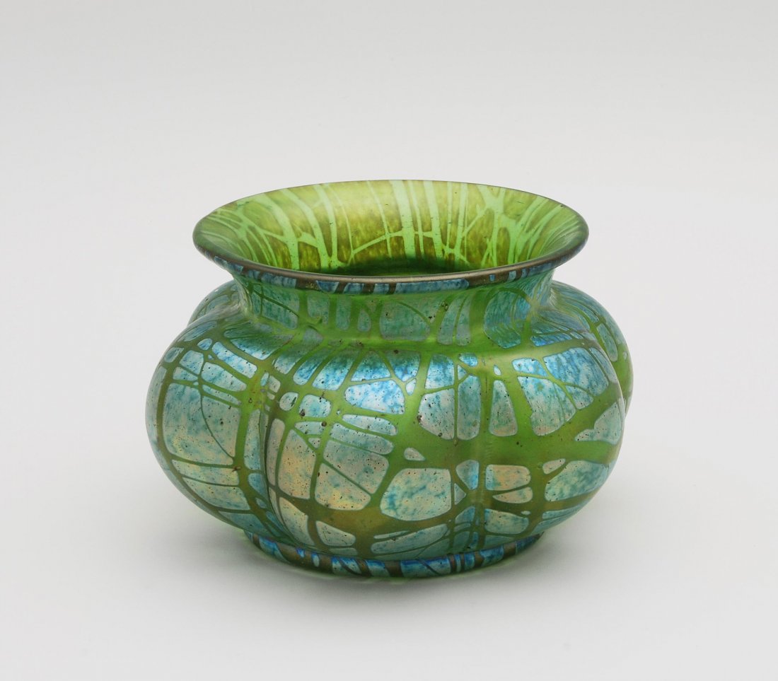 Vase "Pampas", LÃ¶tz Witwe, KlostermÃ¼hle, um 1899: Vase "Pampas", LÃ¶tz Witwe, KlostermÃ¼hle, um 1899 GrÃ¼nes Glas mit farblosem Fadendekor Ã¼ber silbergelber Pulveraufschmelzung, matt irisiert. H 11 cm.