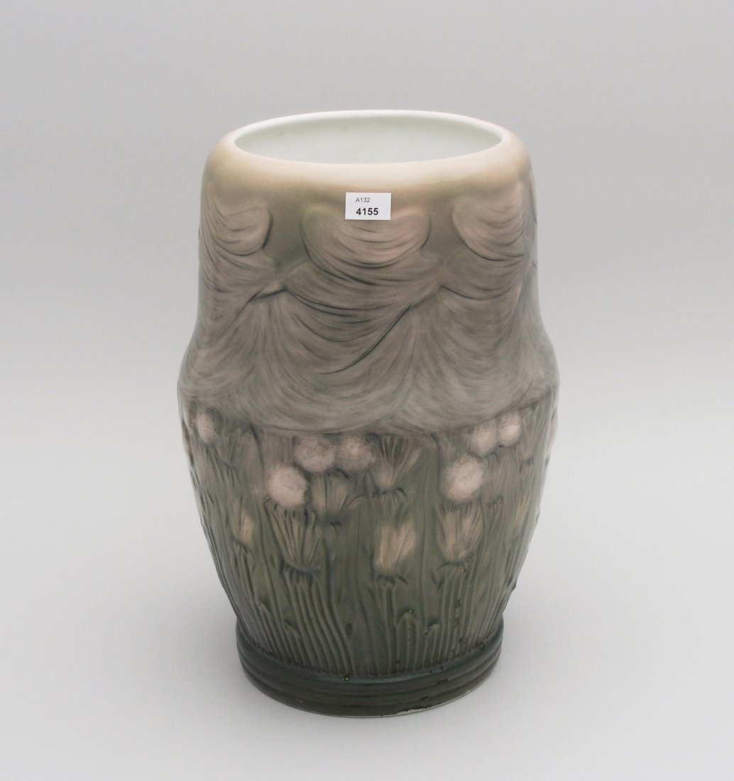 Grosse Bechervase, Royal Copenhagen, um 1900: Grosse Bechervase, Royal Copenhagen, um 1900 Probearbeit von Arnold Krog. Porzellan, umlaufender Dekor von SamenstÃ¤ngeln und BlÃ¤ttern des LÃ¶wenzahns im Relief, Unterglasurbemalung. Bezeichnet