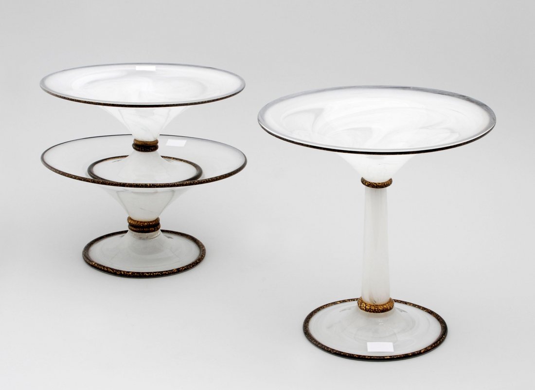 Set von 3 Fussschalen, Barovier & Toso, Murano, Ende: Set von 3 Fussschalen, Barovier & Toso, Murano, Ende 20.Jh. Farbloses Glas mit milchigweissen Farbpulvereinschmelzungen, schwarzes Glas mit GoldfolieneinschlÃ¼ssen. Bezeichnet: barovier & toso muran