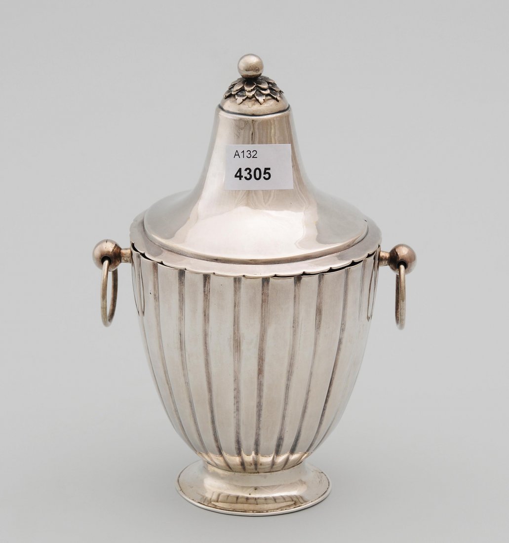 Basler Zuckerurne Um 1793â€“1822. Meistermarke Johann: Basler Zuckerurne Um 1793â€“1822. Meistermarke Johann Friedrich Burckhardt I oder II. Silber. Rundform mit mitttig stark gewÃ¶lbtem Deckel. Zwei ringfÃ¶rmige Henkel. Wandung facettiert. H 15,