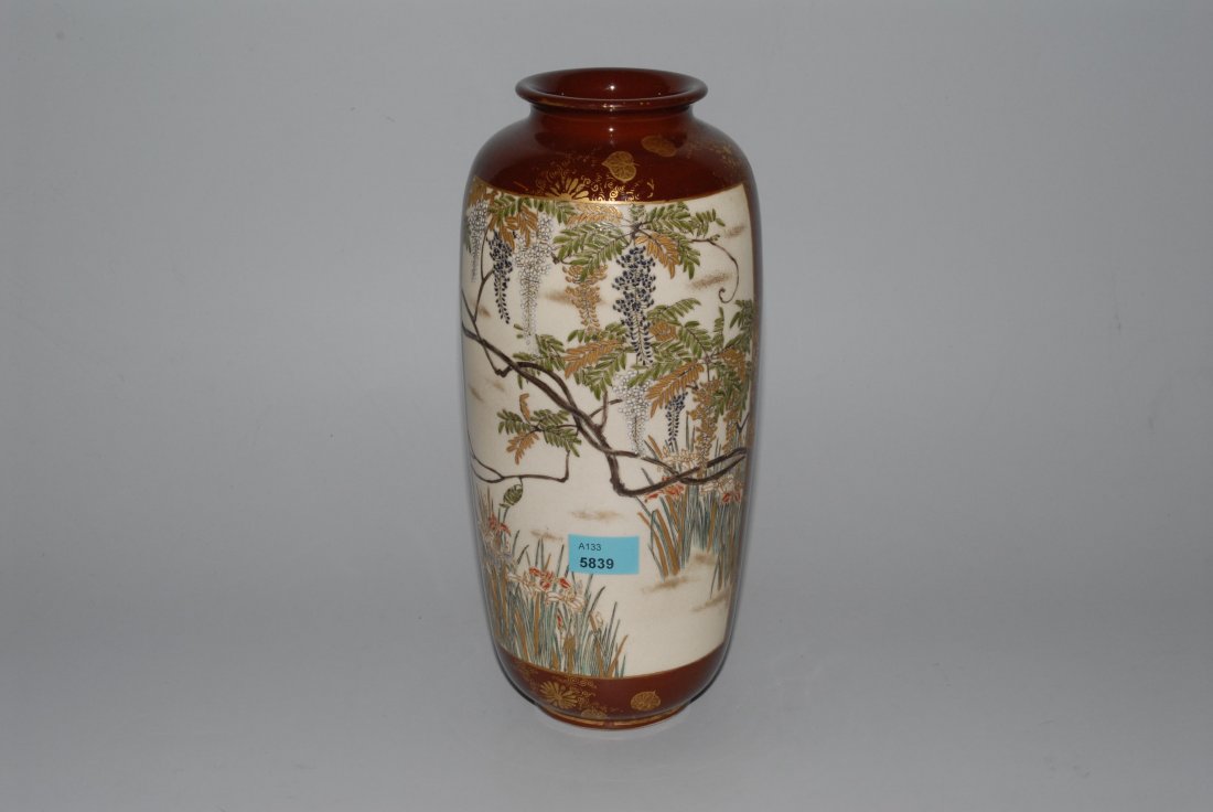 Vase Japan, 20.Jh. Satsuma Keramik. Brauner Grund.: Vase Japan, 20.Jh. Satsuma Keramik. Brauner Grund. Glyzinien und Iris sowie PÃ¤onien und PrunusblÃ¼ten in den Kartuschen in GrÃ¼n- und BrauntÃ¶nen. Goldfarbe berieben. H 24 cm.