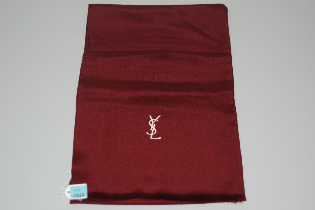 Yves Saint-Laurent, Herrenschal Weinrote Seide mit: Yves Saint-Laurent, Herrenschal Weinrote Seide mit weissem YSL-Logo, kurze Fransen. 148x22 cm. Guter Zustand.