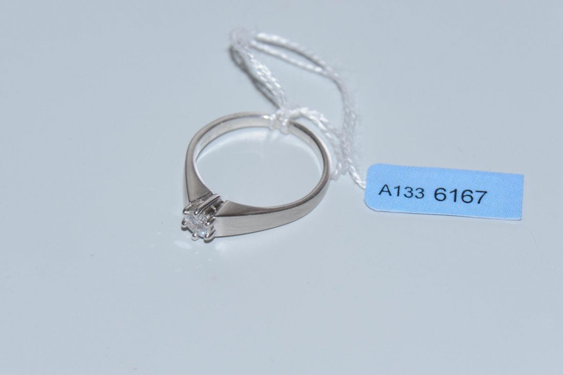 Brillant-Ring 750 Weissgold. Schlichter Solitaire mit: Brillant-Ring 750 Weissgold. Schlichter Solitaire mit Brillant von ca. 0.25 ct. Gr. 55, 4,3 g.