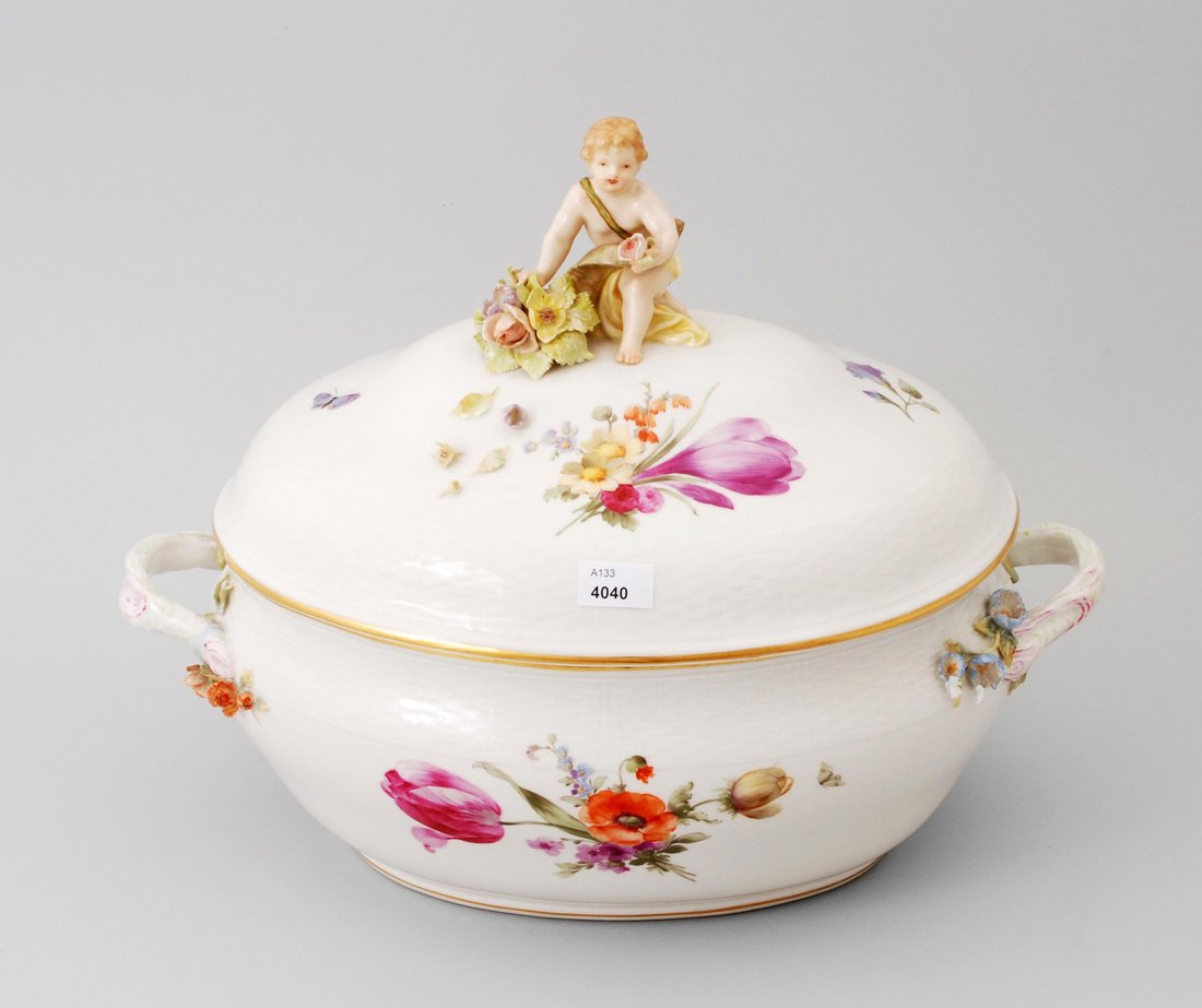 Grosses Tafelservice, KPM Berlin, Anfang 20.Jh.: Grosses Tafelservice, KPM Berlin, Anfang 20.Jh. Porzellan, Ozier, farbige Blumenmalerei, Goldrand, figÃ¼rliche DeckelknÃ¤ufe (minim bestossen). Bezeichnet: Zeptermarke, roter Reichsapfel KPM. Best