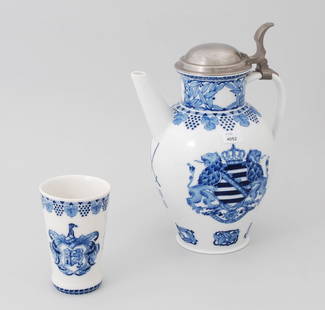 *JubilÃ¤umskanne mit 4 Bechern 1710/1910, Meissen,: *JubilÃ¤umskanne mit 4 Bechern 1710/1910, Meissen, 20.Jh.Entwurf: August Achtenhagen. Porzellan, Blaumalerei, Zinndeckel. Bezeichnet: Schwertermarke (nach 1924). H (Kanne) 29,5 cm.