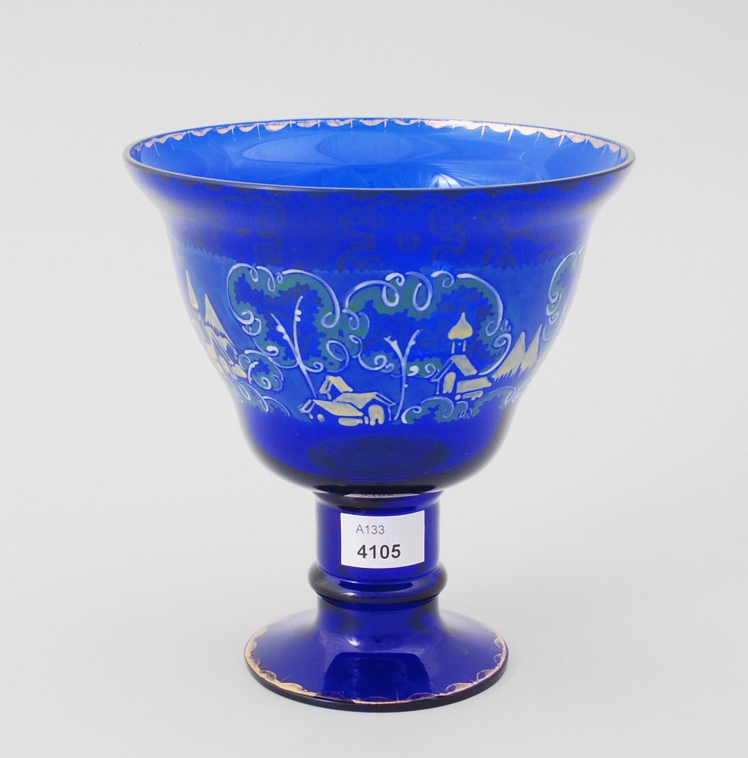 Fusskelch, Emmy Seyfried, MÃ¼nchen, um 1920 Blaues: Fusskelch, Emmy Seyfried, MÃ¼nchen, um 1920 Blaues Glas, umlaufender Fries mit HÃ¤usern und Ranken in stilisierter Emailmalerei. Bezeichnet: Seyfried MÃ¼nchen. H 15 cm.
