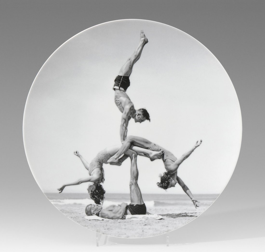Koons, Jeff (York 1955) nach Keramikteller mit Druck: Koons, Jeff (York 1955) nach Keramikteller mit Druck einer Photgraphie von Georg Caddy. Bernardaud Limoges France. Auf dem Tellerboden von Jeff Koons signiert. In collaboration with Art Production Fun
