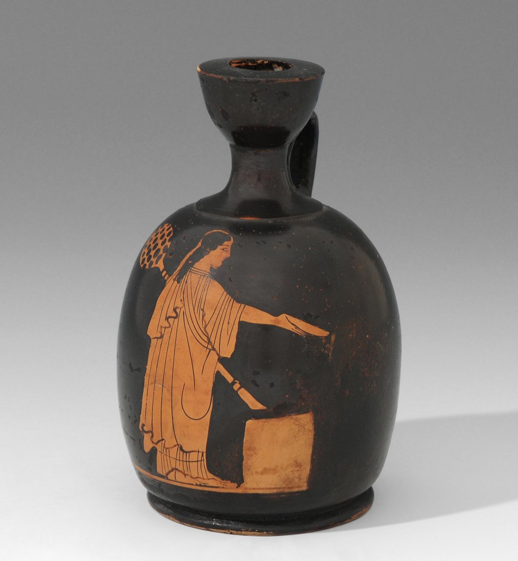 Kleine bauchige Lekythos Attisch, 5.Jh. v. Chr.: Kleine bauchige Lekythos Attisch, 5.Jh. v. Chr. Rotfigurig. Weibliche Figur vor dem Altar Opfer darbringend. Leicht bestossen. H 12 cm.