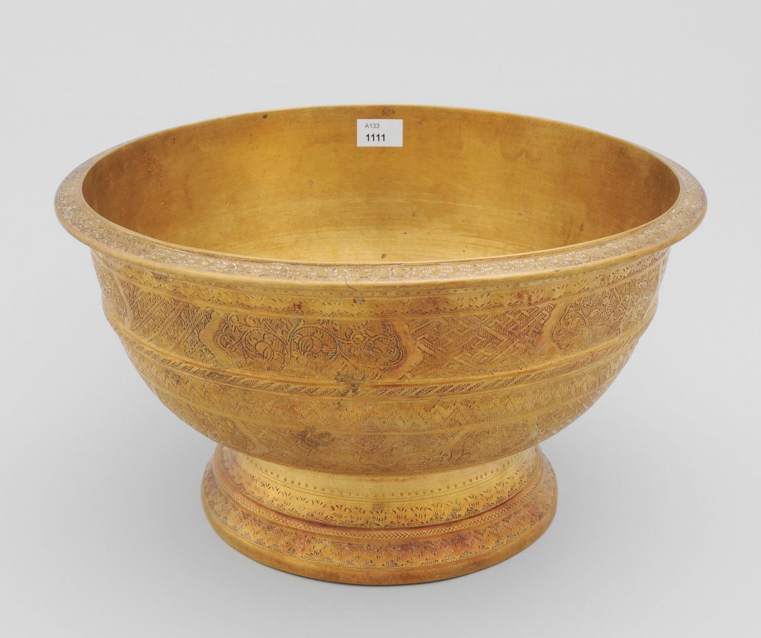 Grosse Fussschale Persisch. Kupfer vergoldet. Grosse: Grosse Fussschale Persisch. Kupfer vergoldet. Grosse Schale auf rundem Fuss. Wandung und Fuss mit ganzflÃ¤chigen OrnamentbÃ¤ndern sowie Blumen und Rankenwerk in den Kartuschen. Gebrauchsspuren. D