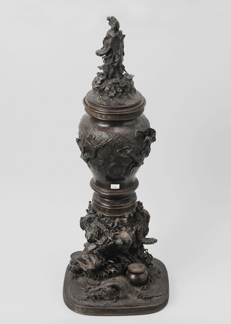Grosse Okimono-Vase Japan, Meiji-Zeit. Bronze. Sockel:: Grosse Okimono-Vase Japan, Meiji-Zeit. Bronze. Sockel: Drachen umfliegen einen Felsen mit Wasserkrug umgeben von starker StrÃ¶mung. Vase: Ovoidform mit umlaufendem Drachen. Deckel: Vollplastischer U