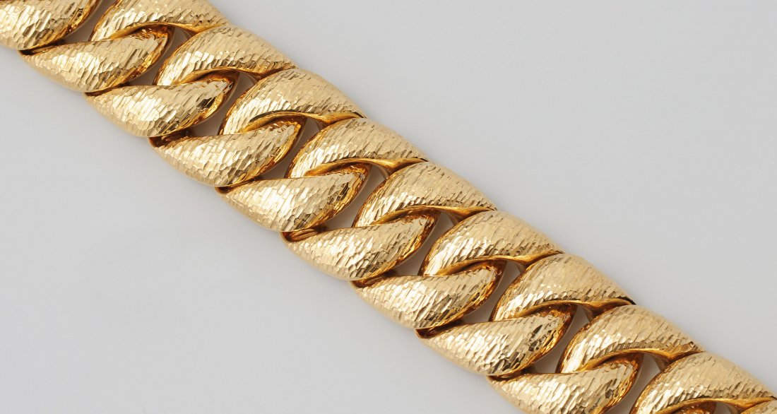 Gelbgold-Bracelet 750 Gelbgold. Sportliches,: Gelbgold-Bracelet 750 Gelbgold. Sportliches, halbmassives Gliederbracelet mit stark strukturierter OberflÃ¤che. L 19 cm, B 1,8 cm, 82,5 g.
