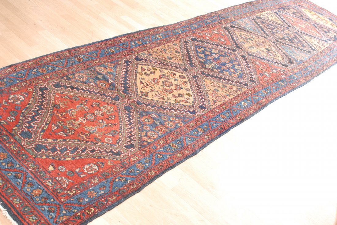 Heriz NW-Iran, um 1920. 7 durch PfleilauslÃ¤ufer: Heriz NW-Iran, um 1920. 7 durch PfleilauslÃ¤ufer verbundene und mit einem Steudekor verzierte farbige Rautenmedaillons belegen das Innenfeld und werden dabei von gleichfarbigen Halbrauten-Medaillons