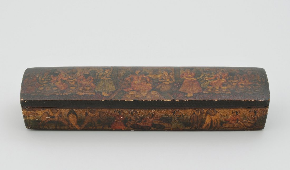 Schreibzeugschatulle (Qalamdan) Qajar, 19.Jh. Papier: Schreibzeugschatulle (Qalamdan) Qajar, 19.Jh. Papier maché. Rechteckig. Bankettsszene. Seitlich figürliche Szene mit Kamelen. Innen hinter dem Deckel bemalt mit Jagdszene. Rückseite am Boden Floral