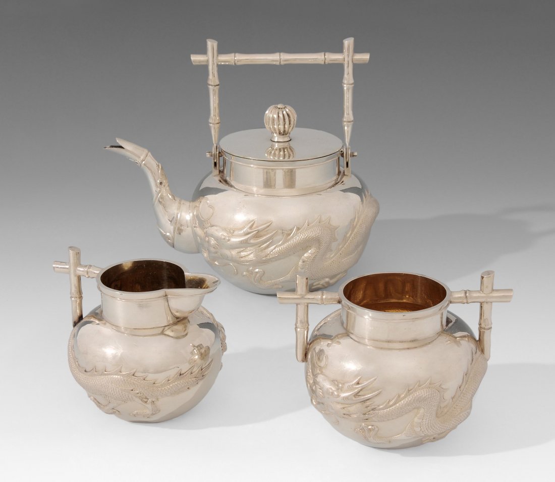 Teeset China, 19./20.Jh. Silber. Wang Hing & co. Hong: Teeset China, 19./20.Jh. Silber. Wang Hing & co. Hong Kong. Punzen WH90 und zwei Schriftzeichen bao sheng. Umlaufender, reliefierter Drachendekor. Cremier und Sucrier innen vergoldet. Chrysanthemenfö