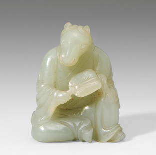 Kleine Figur China. Celedonfarbene Jade. Sitzendes,: Kleine Figur China. Celedonfarbene Jade. Sitzendes, personifiziertes Pferd mit Kleid und Fächer. H 4,5 cm.