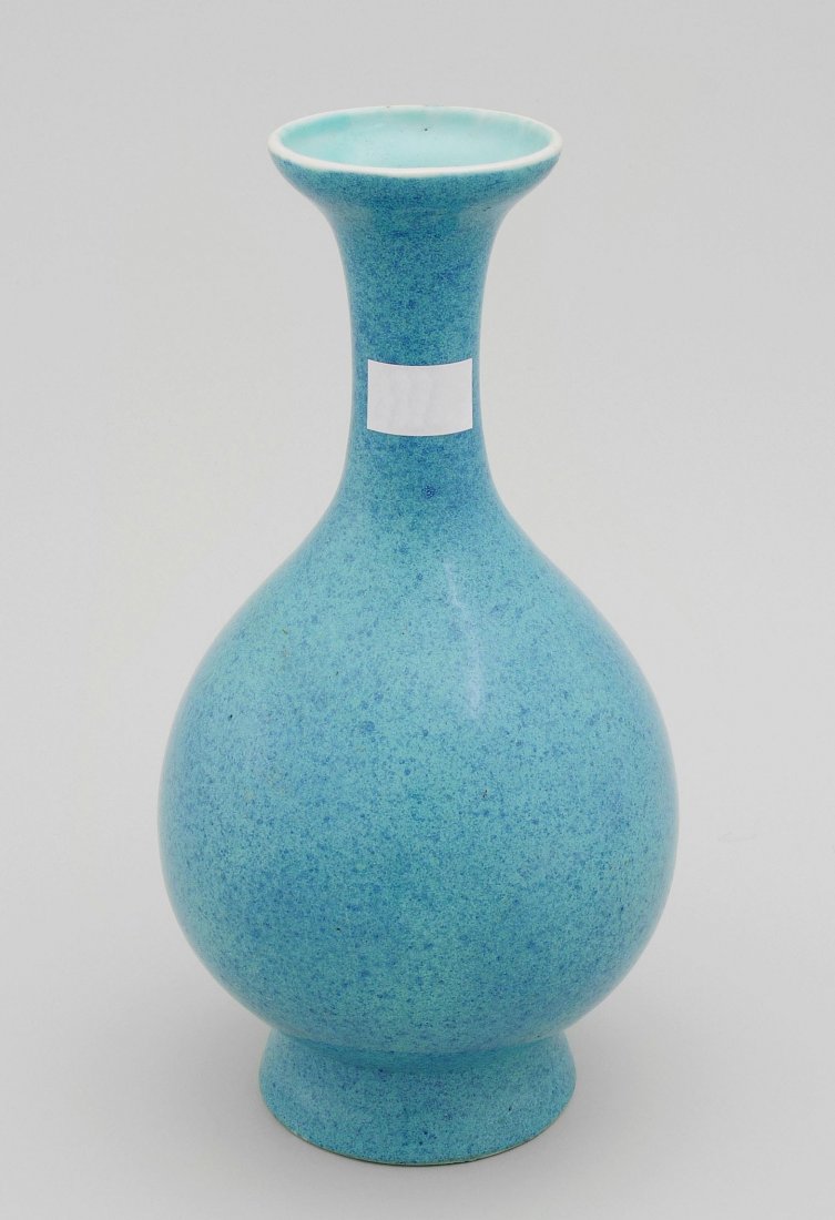 Kleine Vase China, 20.Jh. Qianlong-Marke. Porzellan.: Kleine Vase China, 20.Jh. Qianlong-Marke. Porzellan. Robbin's Egg Glasur. Kugeliger Gefässkörper mit trompetenförmigem Hals. H 22,5 cm.