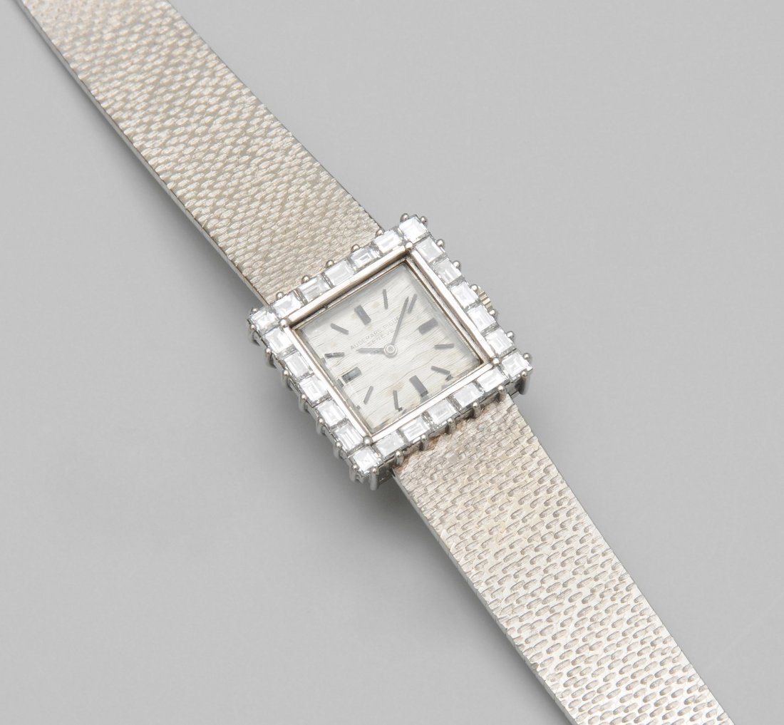 Audemars Piguet Diamant-Armbanduhr 750 Weissgold.: Audemars Piguet Diamant-Armbanduhr 750 Weissgold. Mechanischer Handaufzug. Carrégehäuse mit Lünette aus 24 Diamant-Baguetten von zus. ca. 1.44 ct, silbernes Zifferblatt mit Wellengravur und schwarz