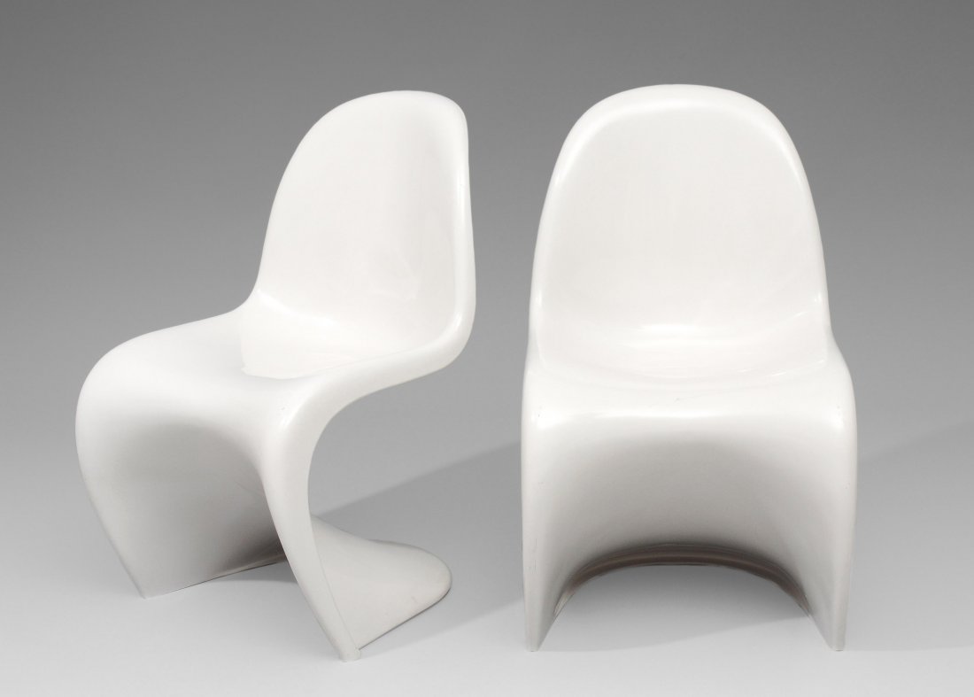 Panton, Verner (1926–1998) Ein Paar Stühle Panton,: Panton, Verner (1926–1998) Ein Paar Stühle Panton, 1959-60. Hersteller Herman Miller. Vollkunststoff, weiss. Gebrauchsspuren. Guter Zustand. 83x50x60 cm.
